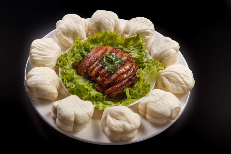 白色瓷盘装的金牌肉夹馍图片