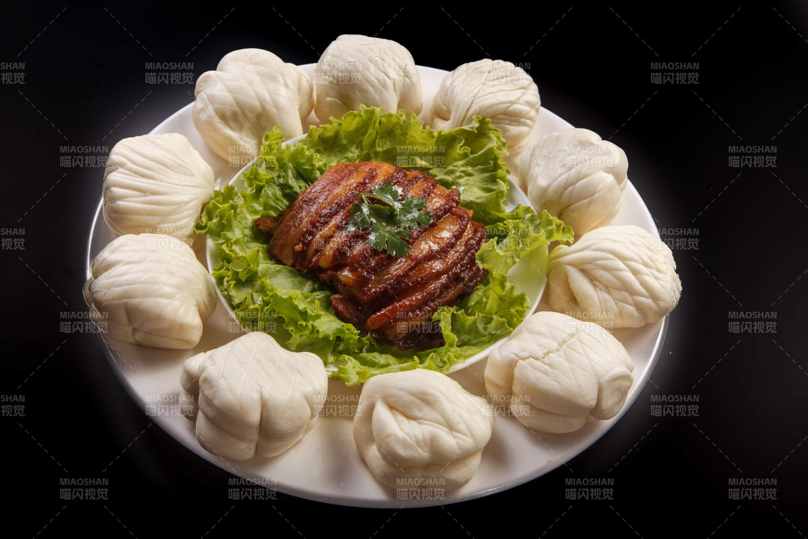 白色瓷盘装的金牌肉夹馍图片