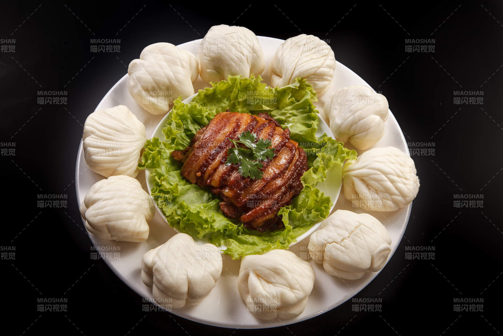 白色瓷盘装的金牌肉夹馍图片