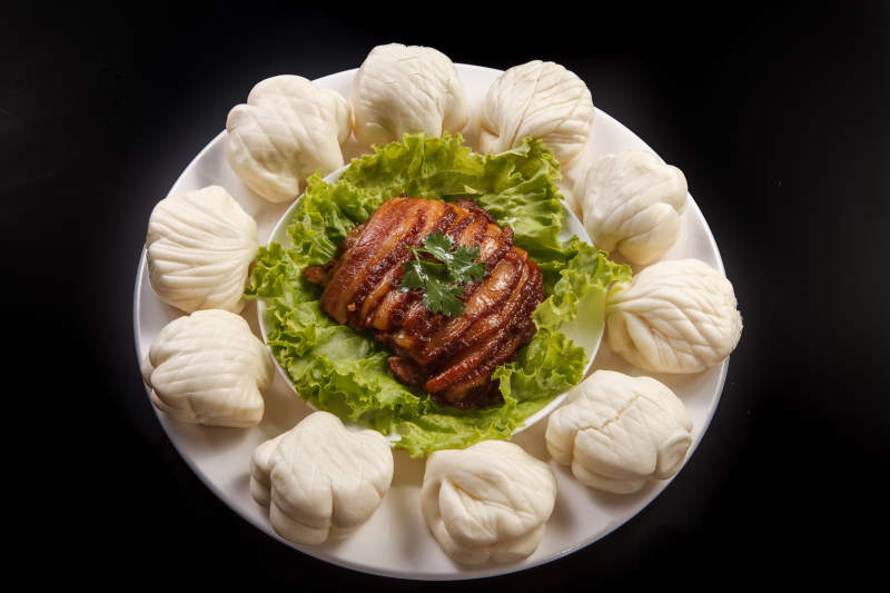 白色瓷盘装的金牌肉夹馍图片