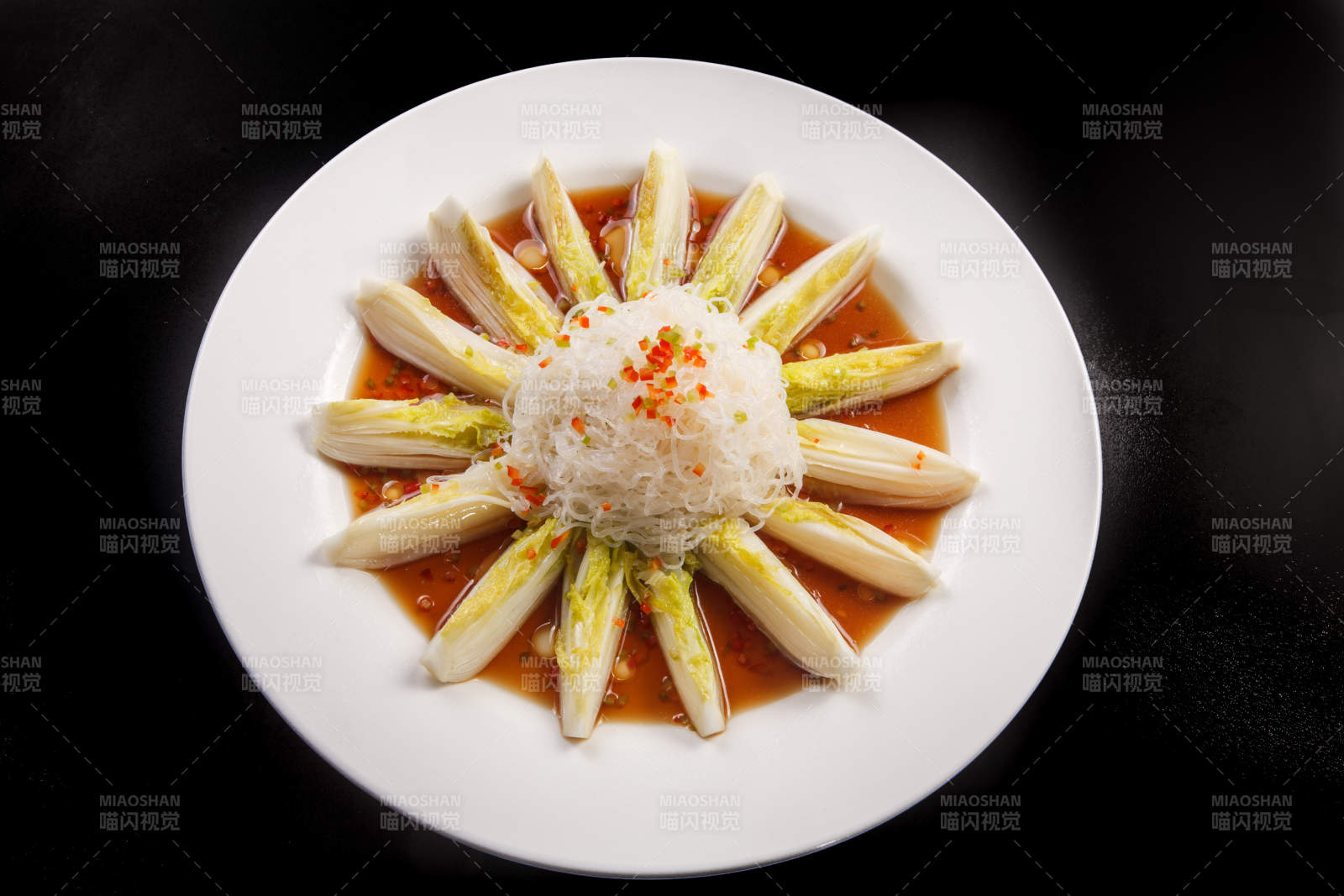 白色瓷盘装的蒜蓉粉丝娃娃菜图片