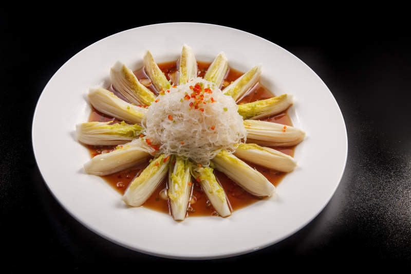 白色瓷盘装的蒜蓉粉丝娃娃菜图片