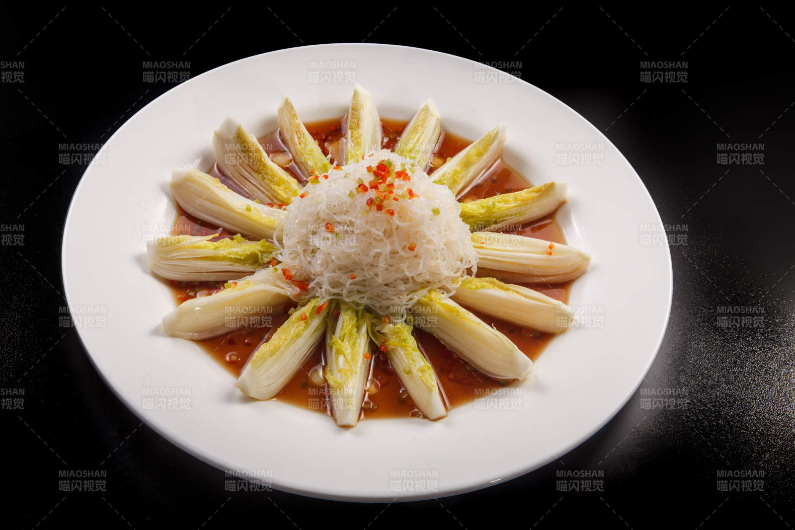 白色瓷盘装的蒜蓉粉丝娃娃菜图片