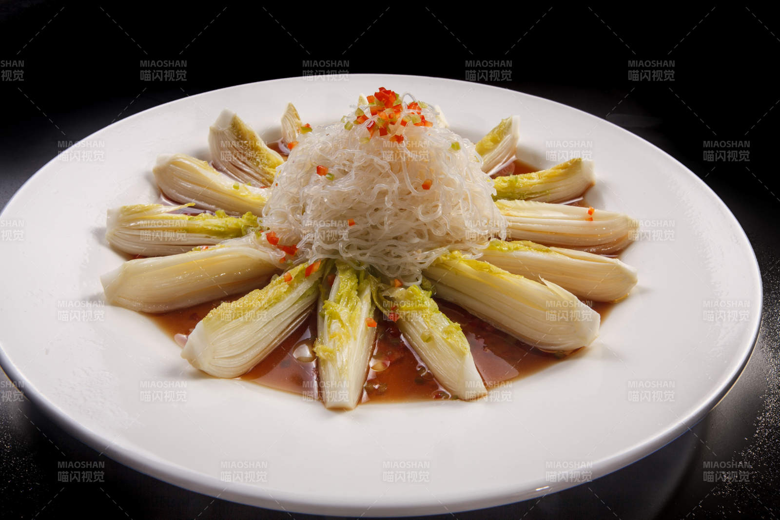 白色瓷盘装的蒜蓉粉丝娃娃菜图片