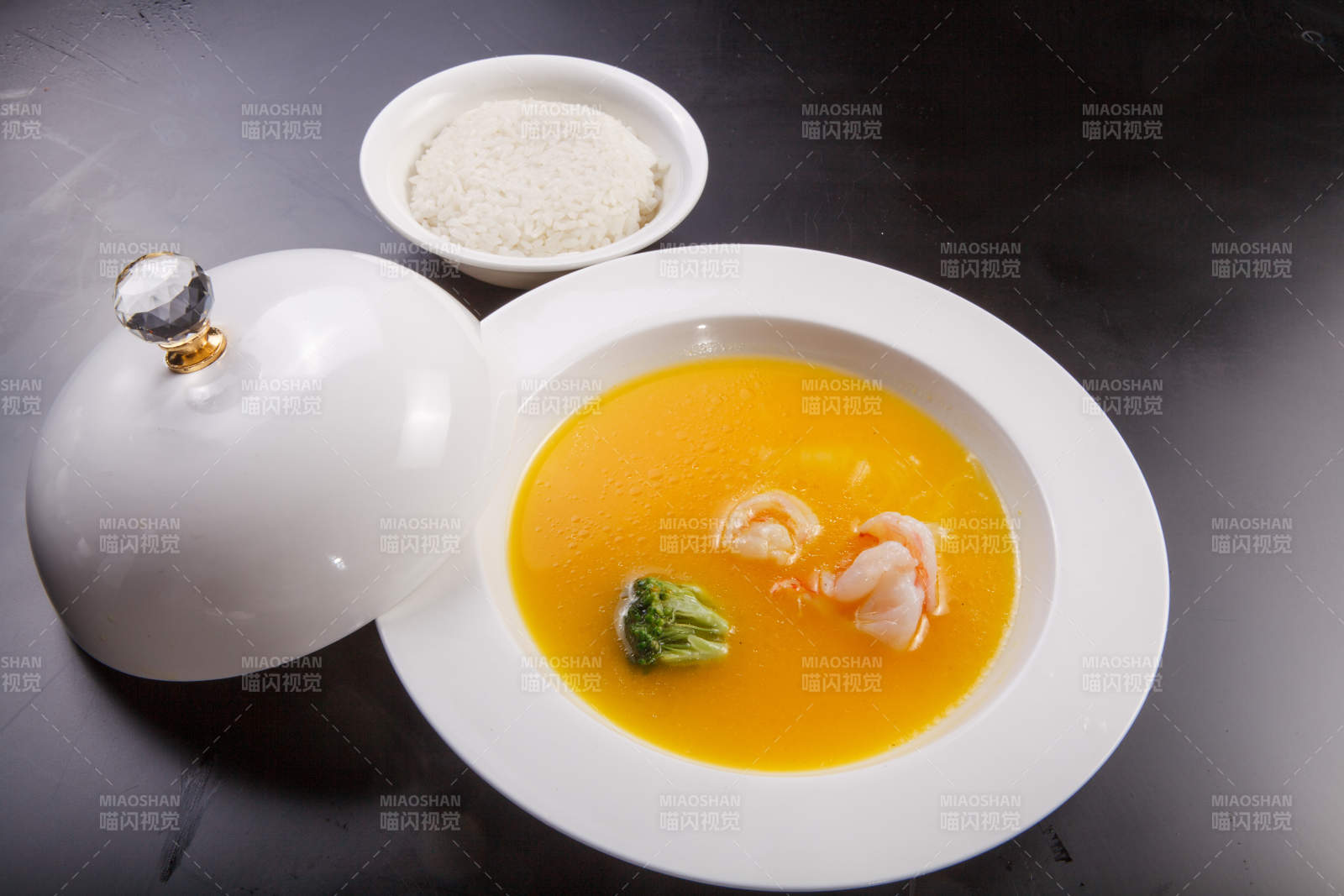 次汤盆装的浓汤鲜虾鱼肚配捞饭图片