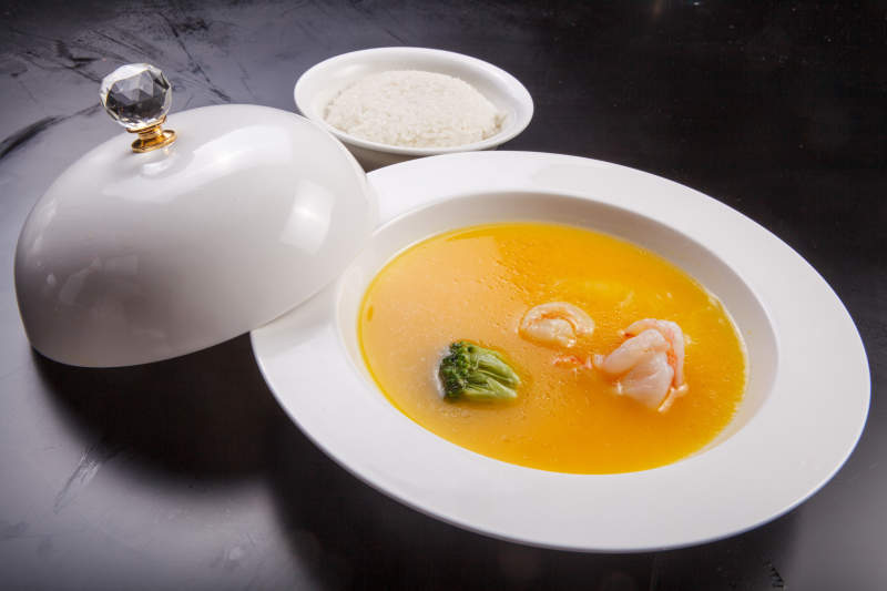 次汤盆装的浓汤鲜虾鱼肚配捞饭图片