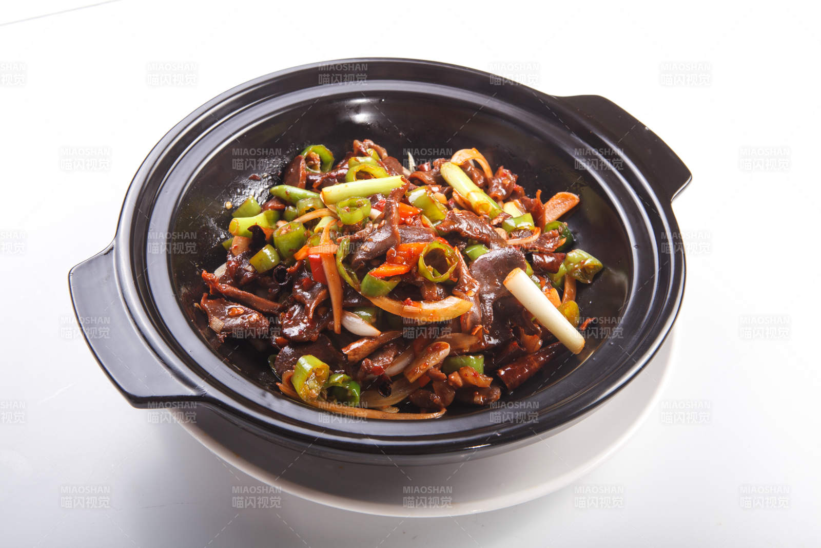 白色背景上的砂锅香辣鸡胗图片