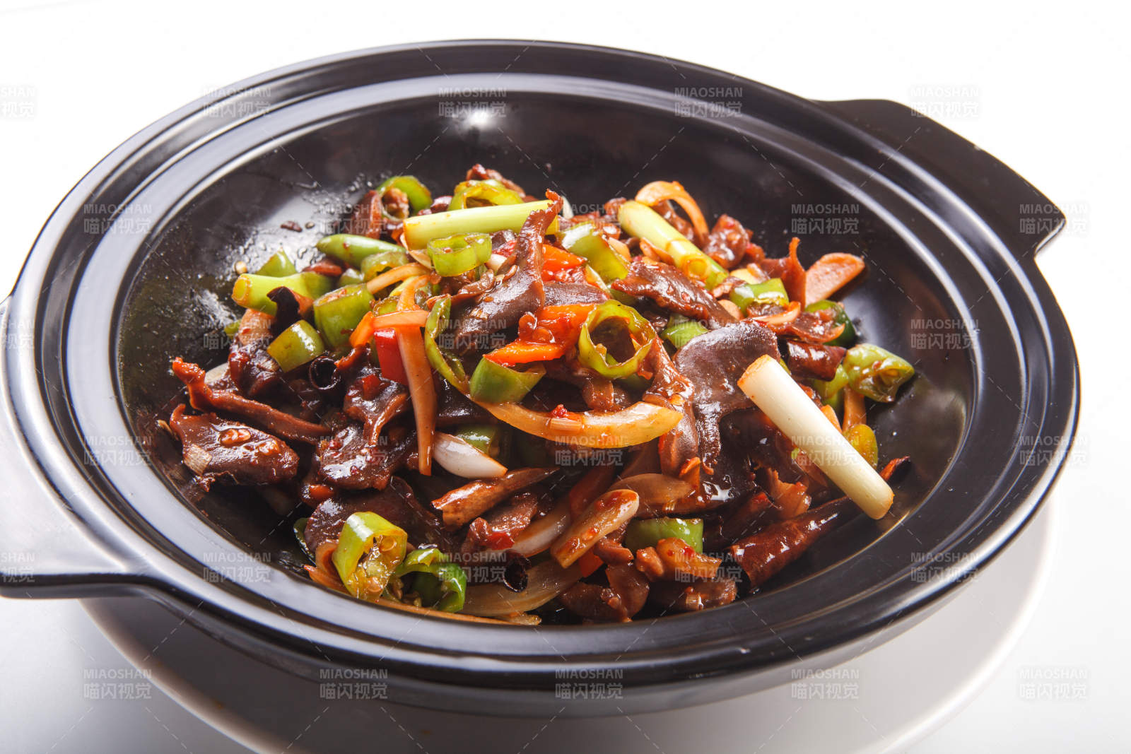 白色背景上的砂锅香辣鸡胗图片
