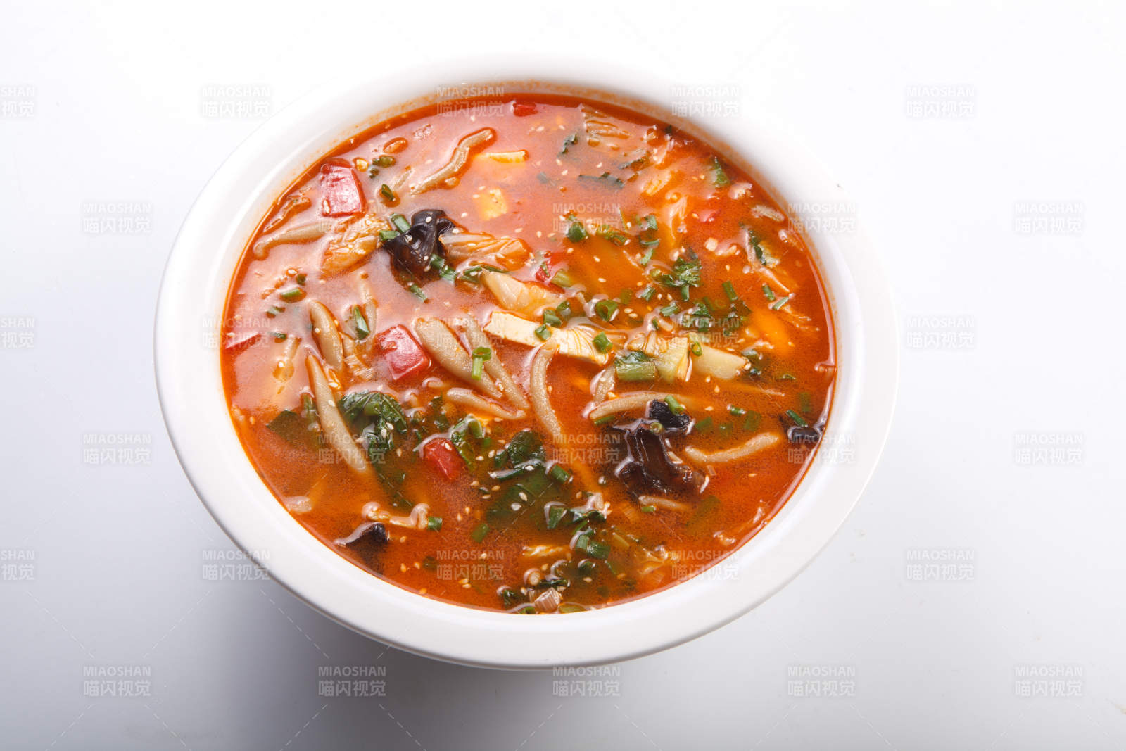 白色瓷汤盆装的山西汤拨鱼图片