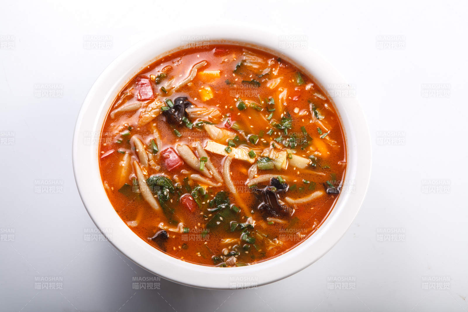 白色瓷汤盆装的山西汤拨鱼图片