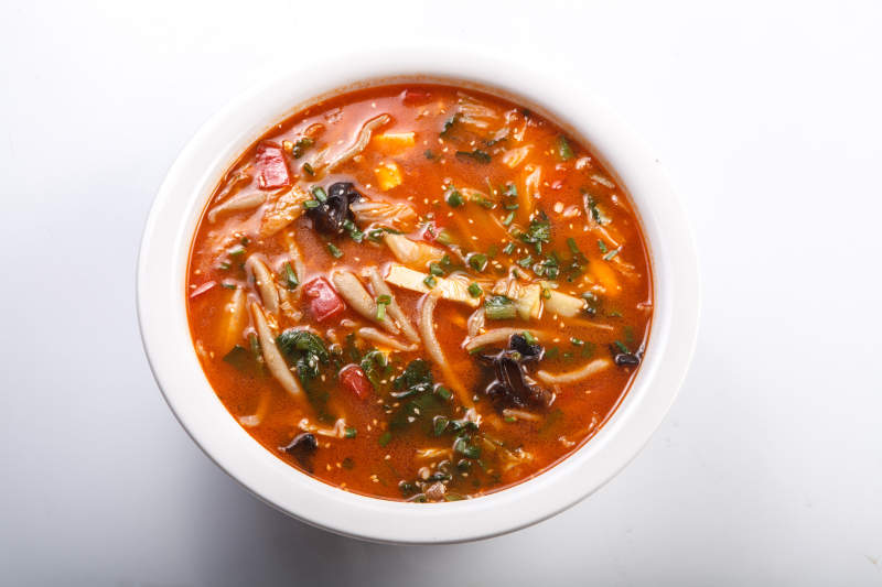 白色瓷汤盆装的山西汤拨鱼图片