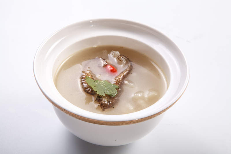 白色瓷汤盅装的花胶海马汤图片