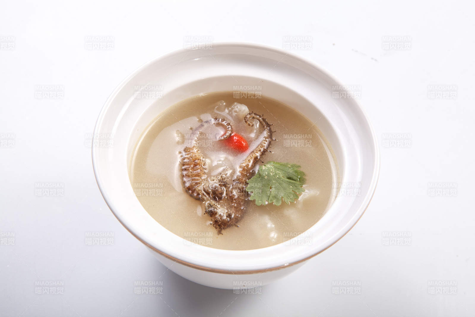 白色瓷汤盅装的花胶海马汤图片