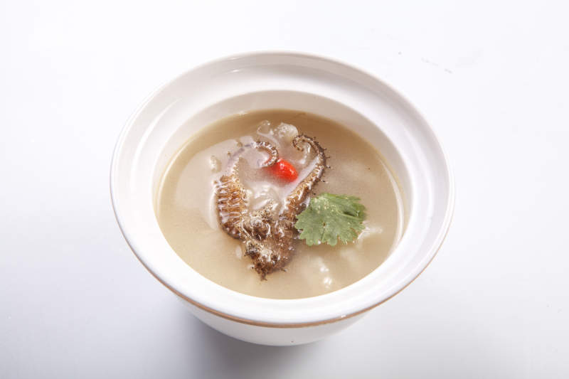 白色瓷汤盅装的花胶海马汤图片