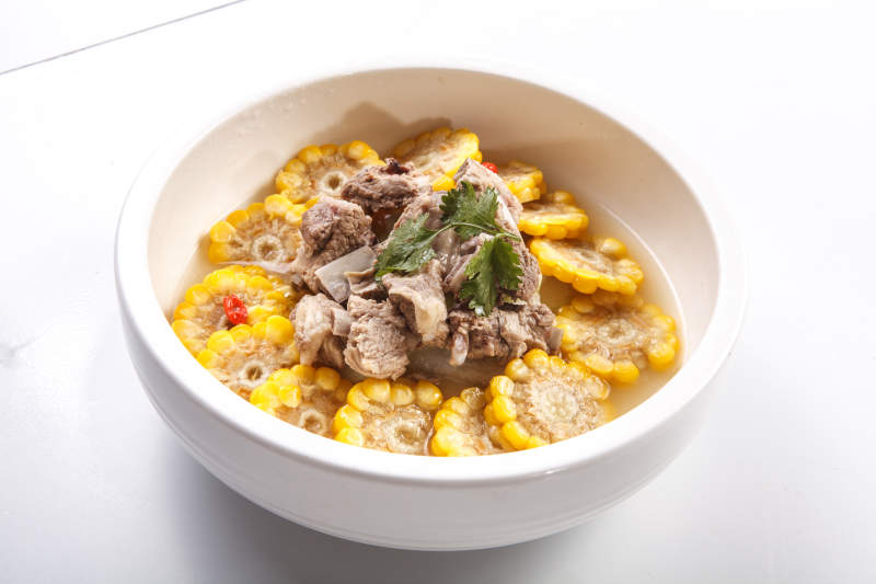 白色瓷盘装的清汤玉米炖猪排图片