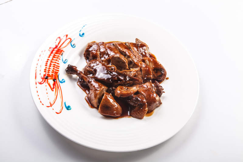 白色瓷盘装的浇汁酱鸭图片