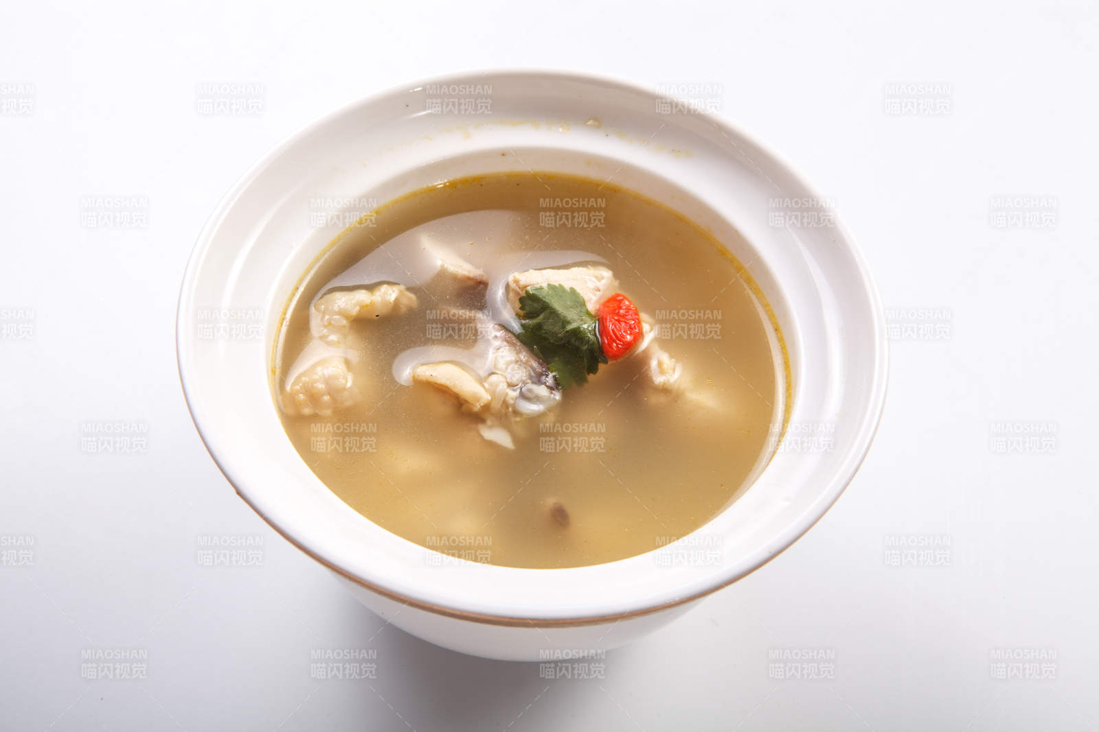白色瓷汤盅装的枸杞土鸡汤图片