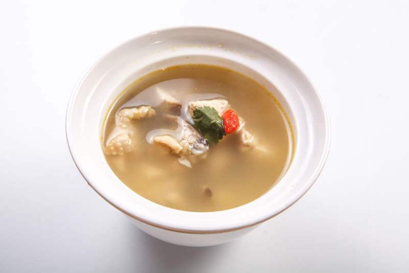 白色瓷汤盅装的枸杞土鸡汤图片