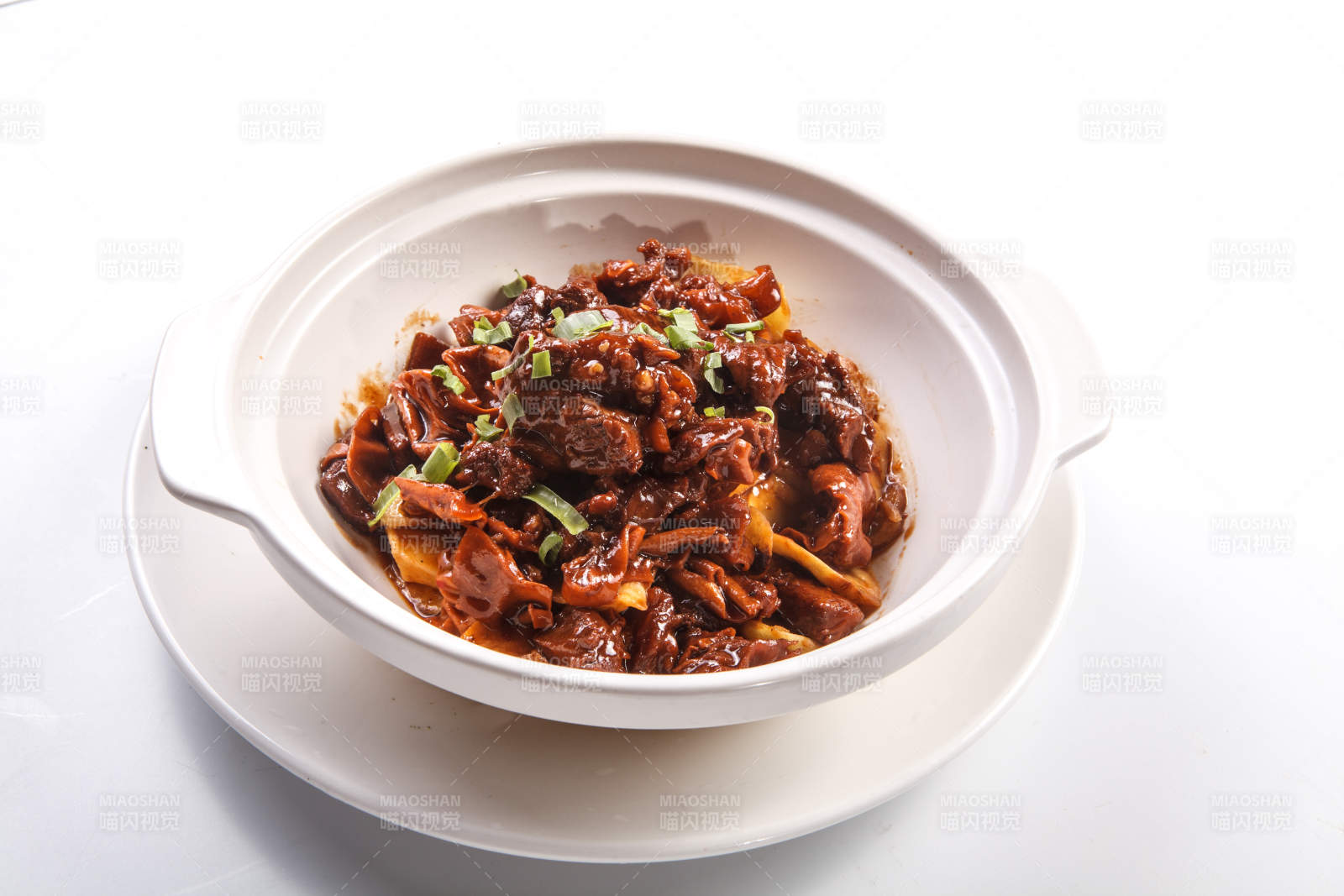 白背景上砂锅酱焖土豆烧牛腩图片