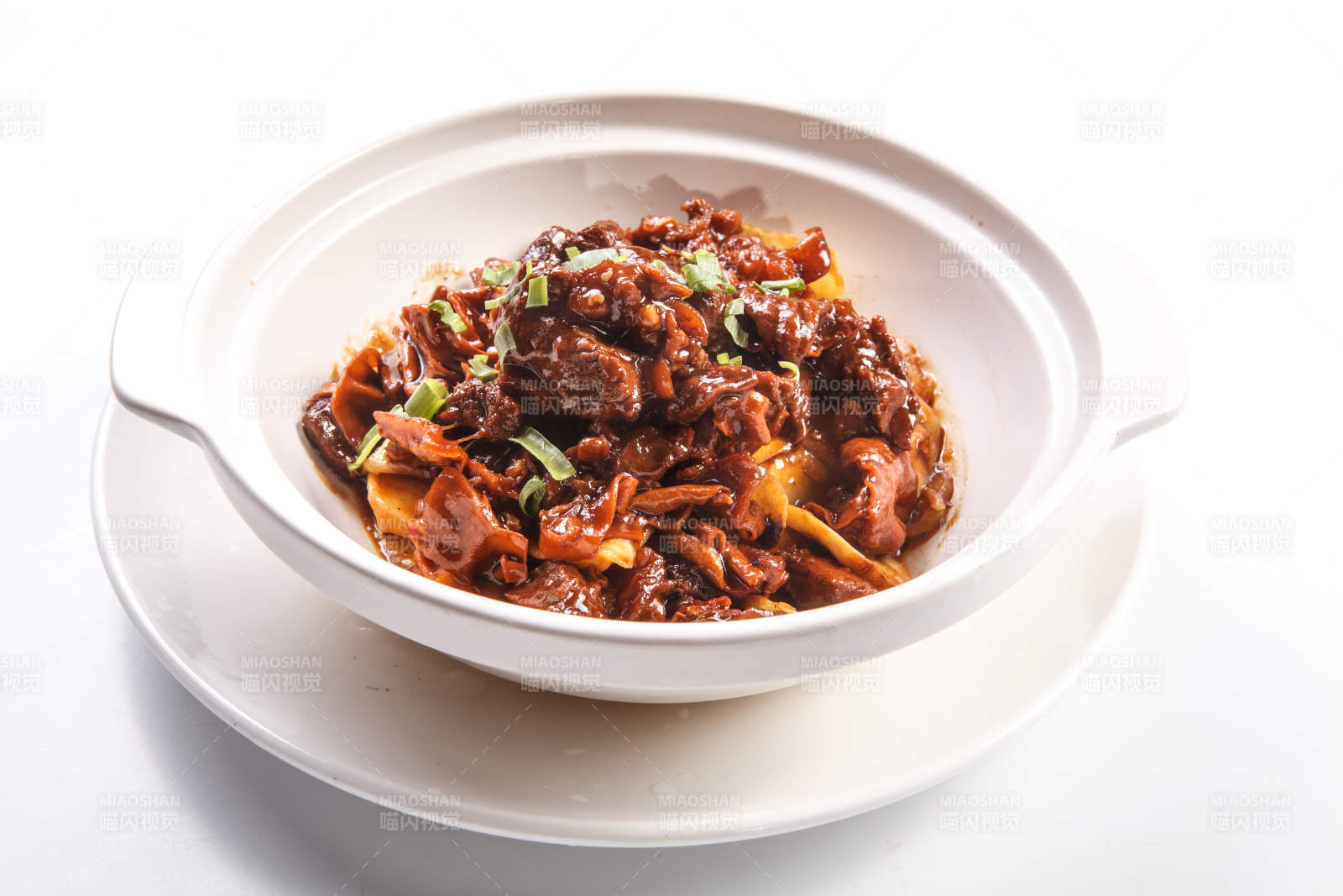 白背景上砂锅酱焖土豆烧牛腩图片