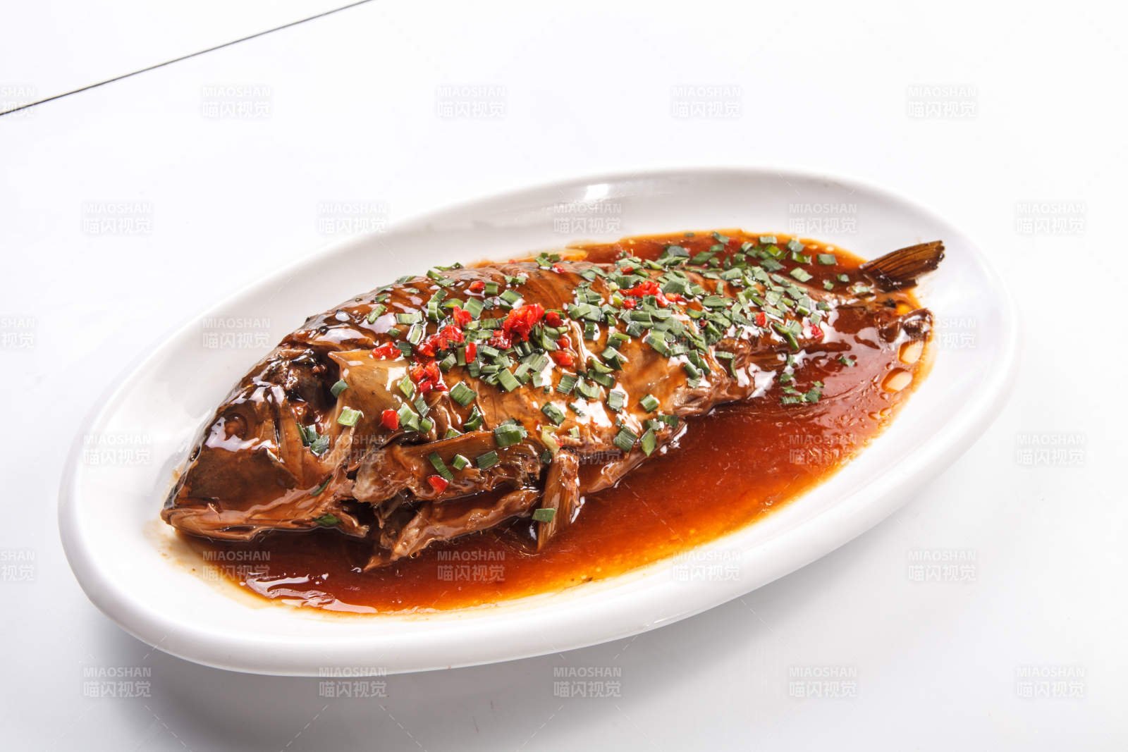 白鹅瓷盘装的浇汁干烧鱼图片