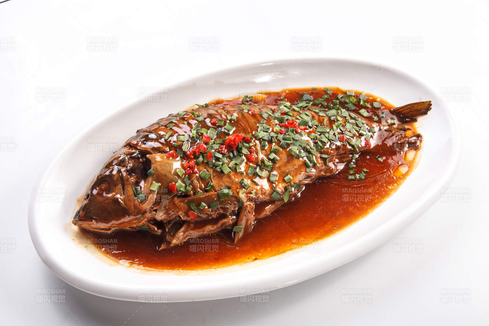 白鹅瓷盘装的浇汁干烧鱼图片