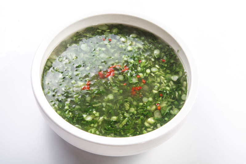 白色背景上的蒜蓉米椒野菜汤图片