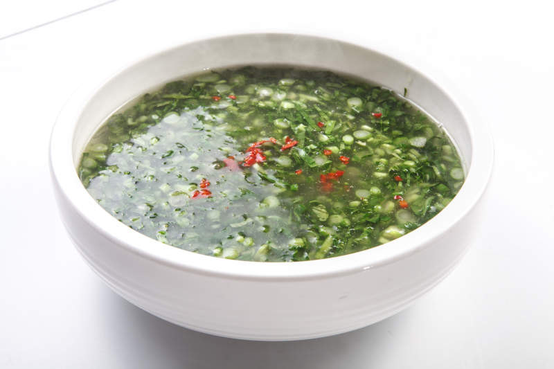 白色背景上的蒜蓉米椒野菜汤图片