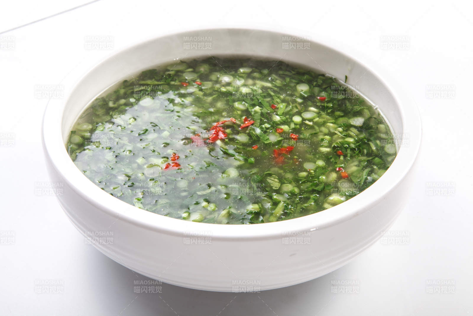 白色背景上的蒜蓉米椒野菜汤图片