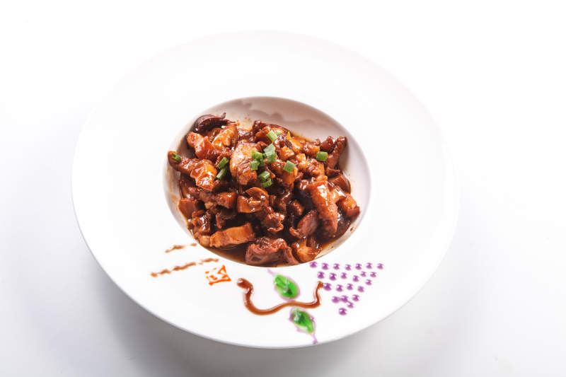 白色瓷盘装的美味卤肉图片