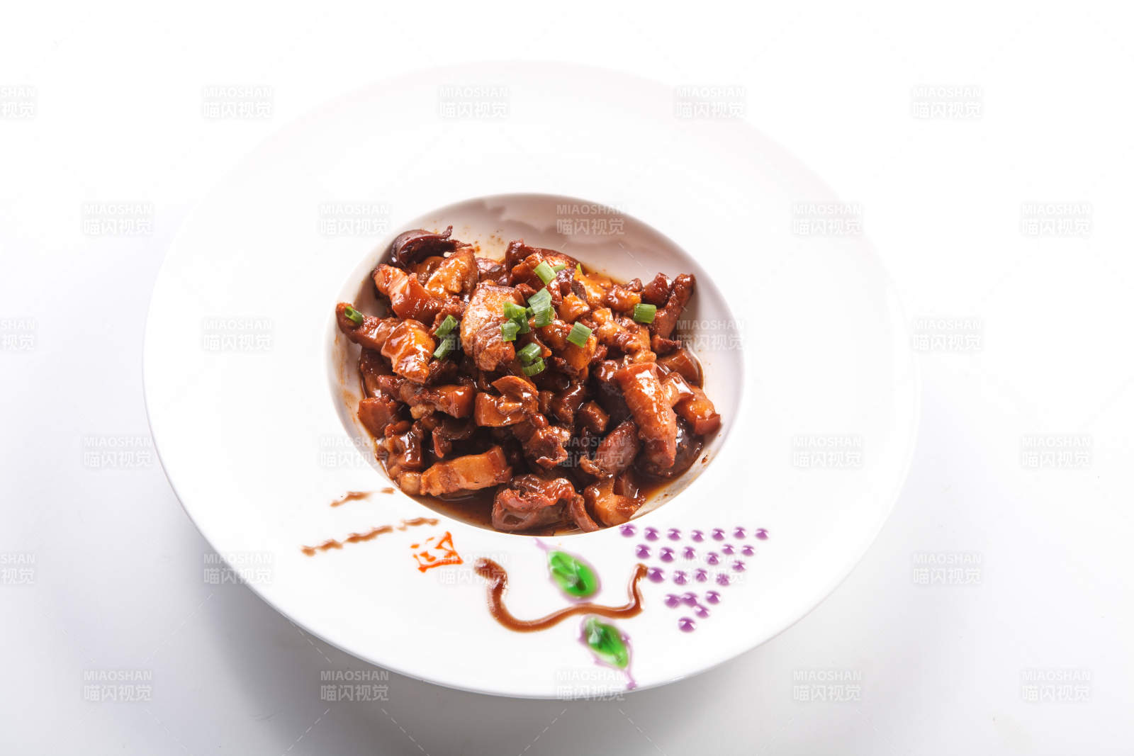 白色瓷盘装的美味卤肉图片