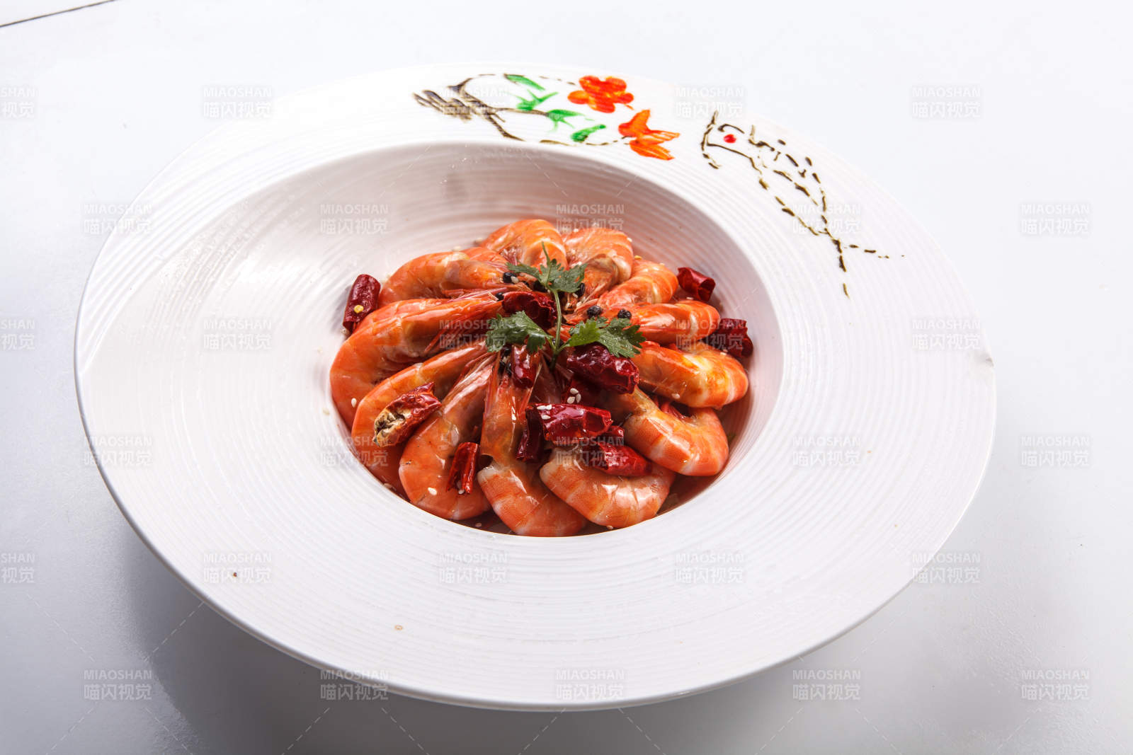 白色瓷盘装的香辣盐水虾图片