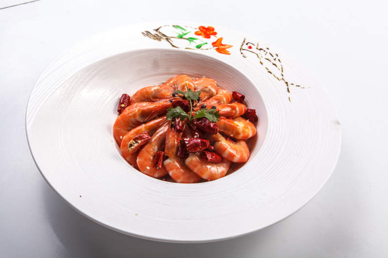 白色瓷盘装的香辣盐水虾图片