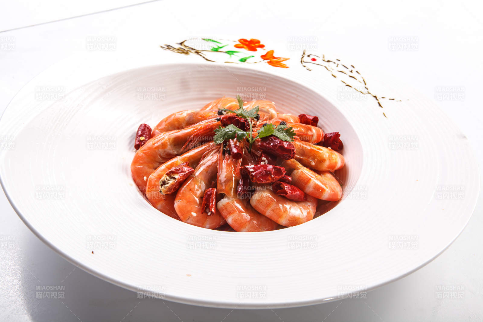 白色瓷盘装的香辣盐水虾图片