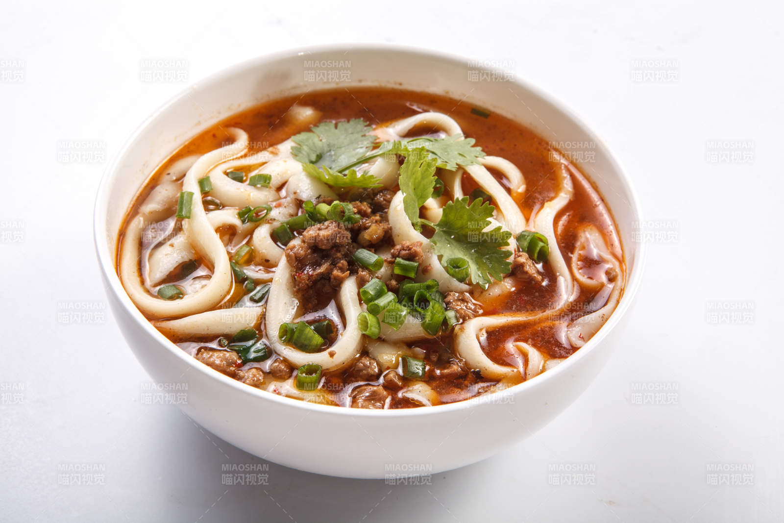 白瓷碗装的山西老大同刀削面图片