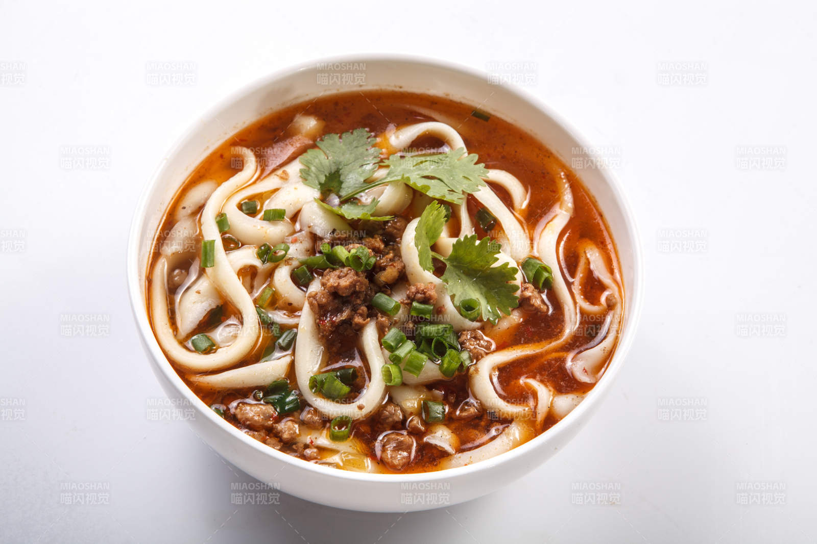 白瓷碗装的山西老大同刀削面图片