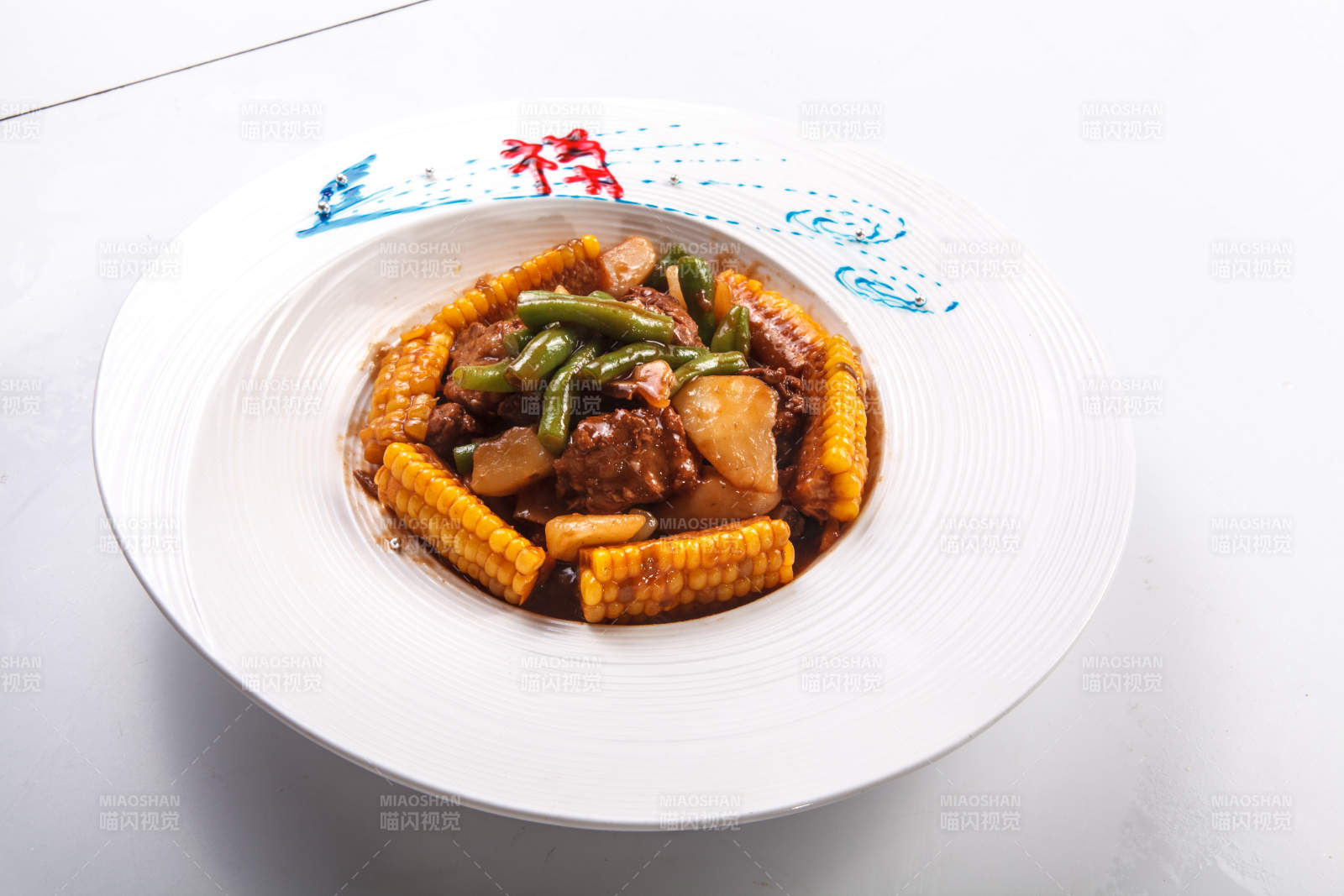 白色瓷盘装的农家大乱炖图片