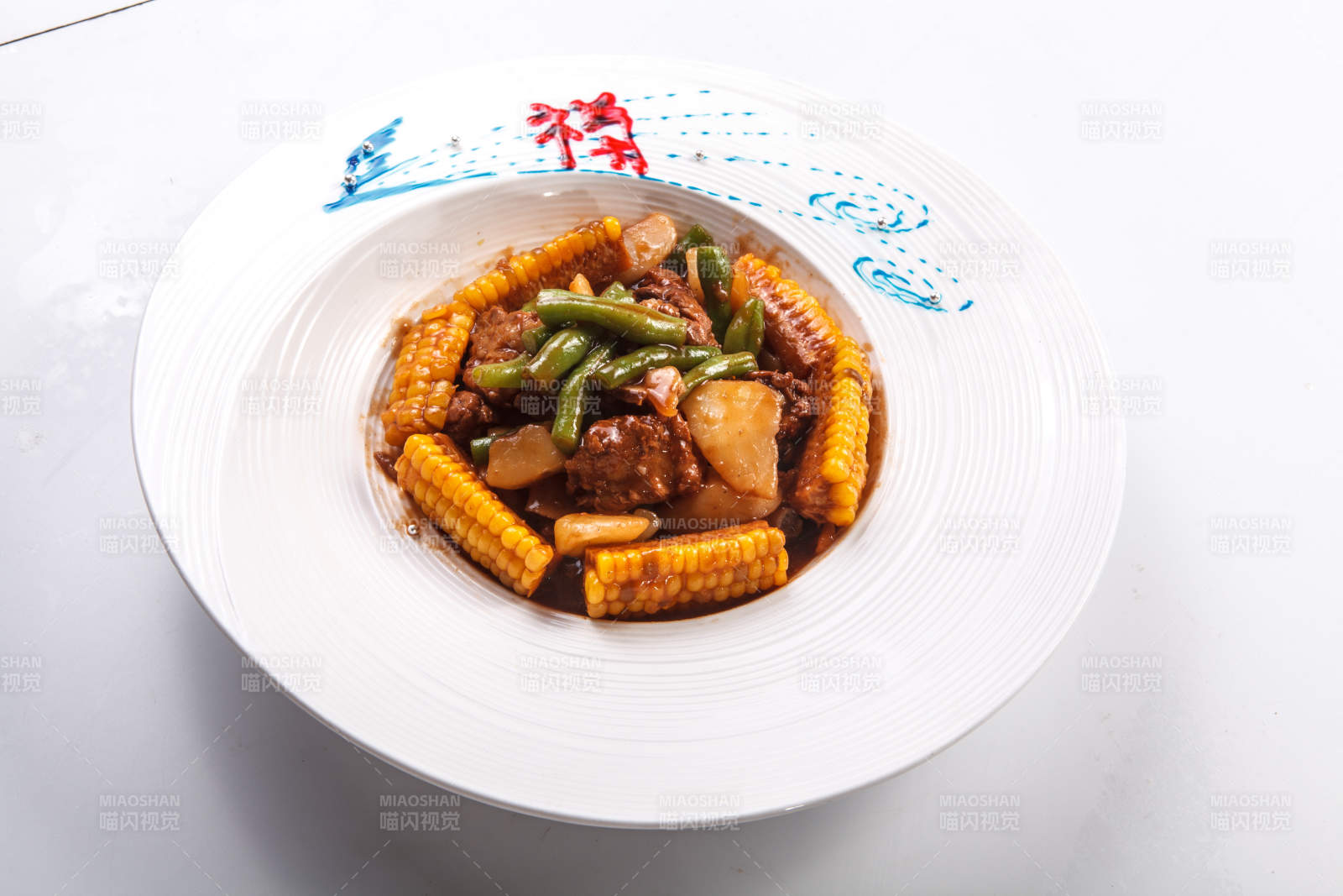 白色瓷盘装的农家大乱炖图片