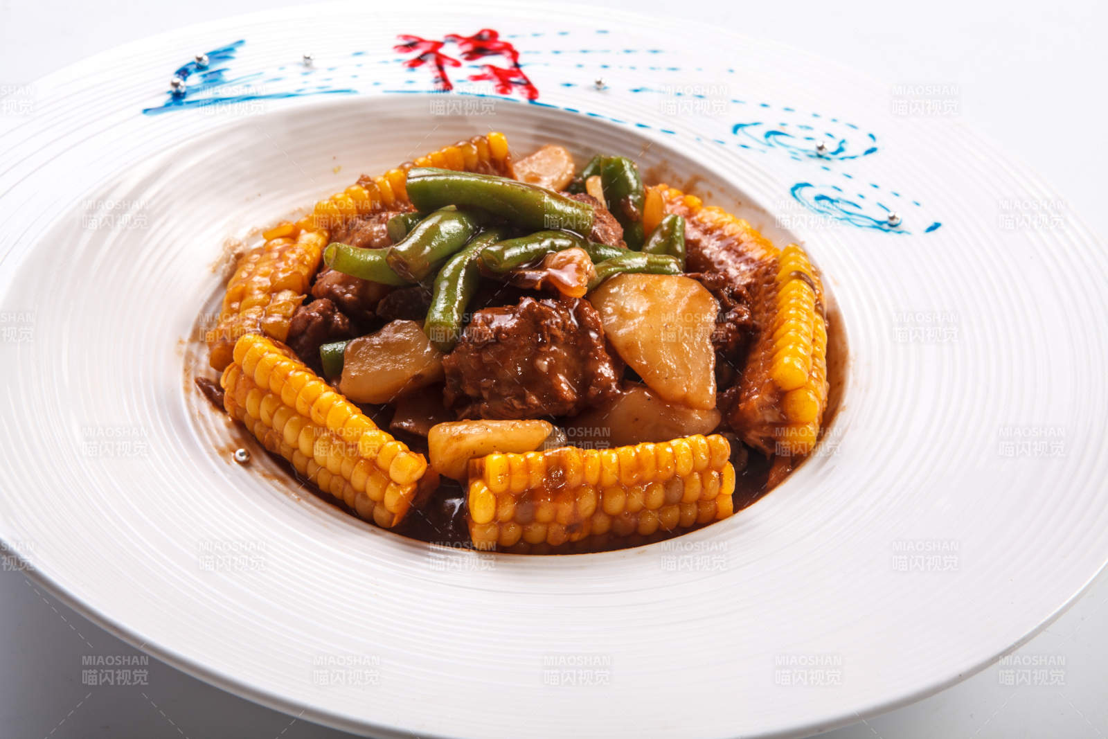 白色瓷盘装的农家大乱炖图片