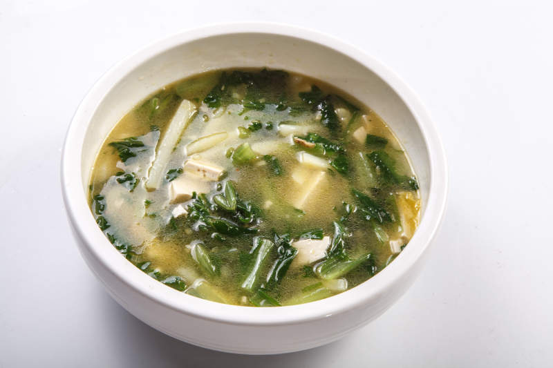 白色砂锅装的小白菜土豆豆腐汤图片