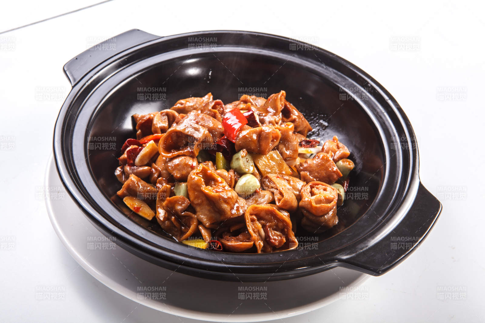 白色背景下砂锅腊八蒜焖肥肠图片