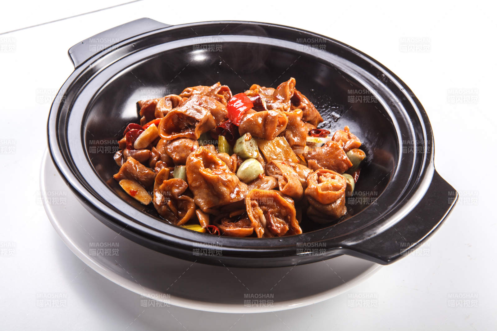 白色背景下砂锅腊八蒜焖肥肠图片