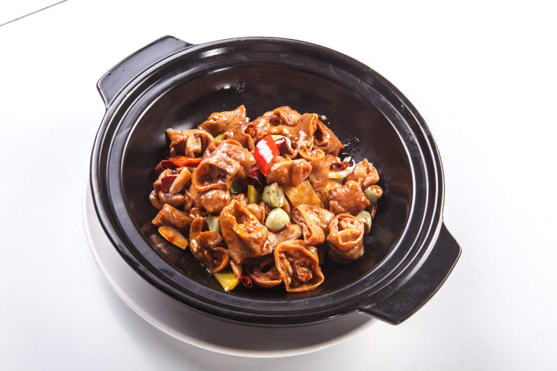 白色背景下砂锅腊八蒜焖肥肠图片