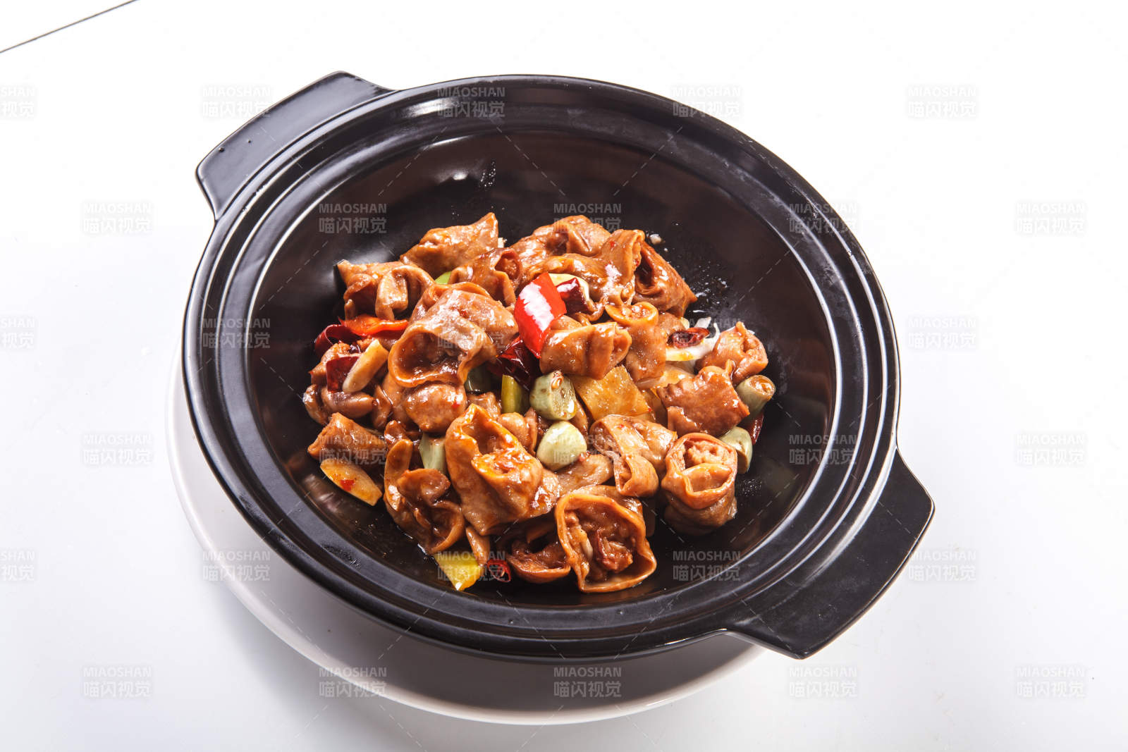 白色背景下砂锅腊八蒜焖肥肠图片