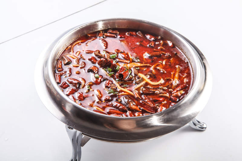 不锈钢餐具装的川味毛血旺图片