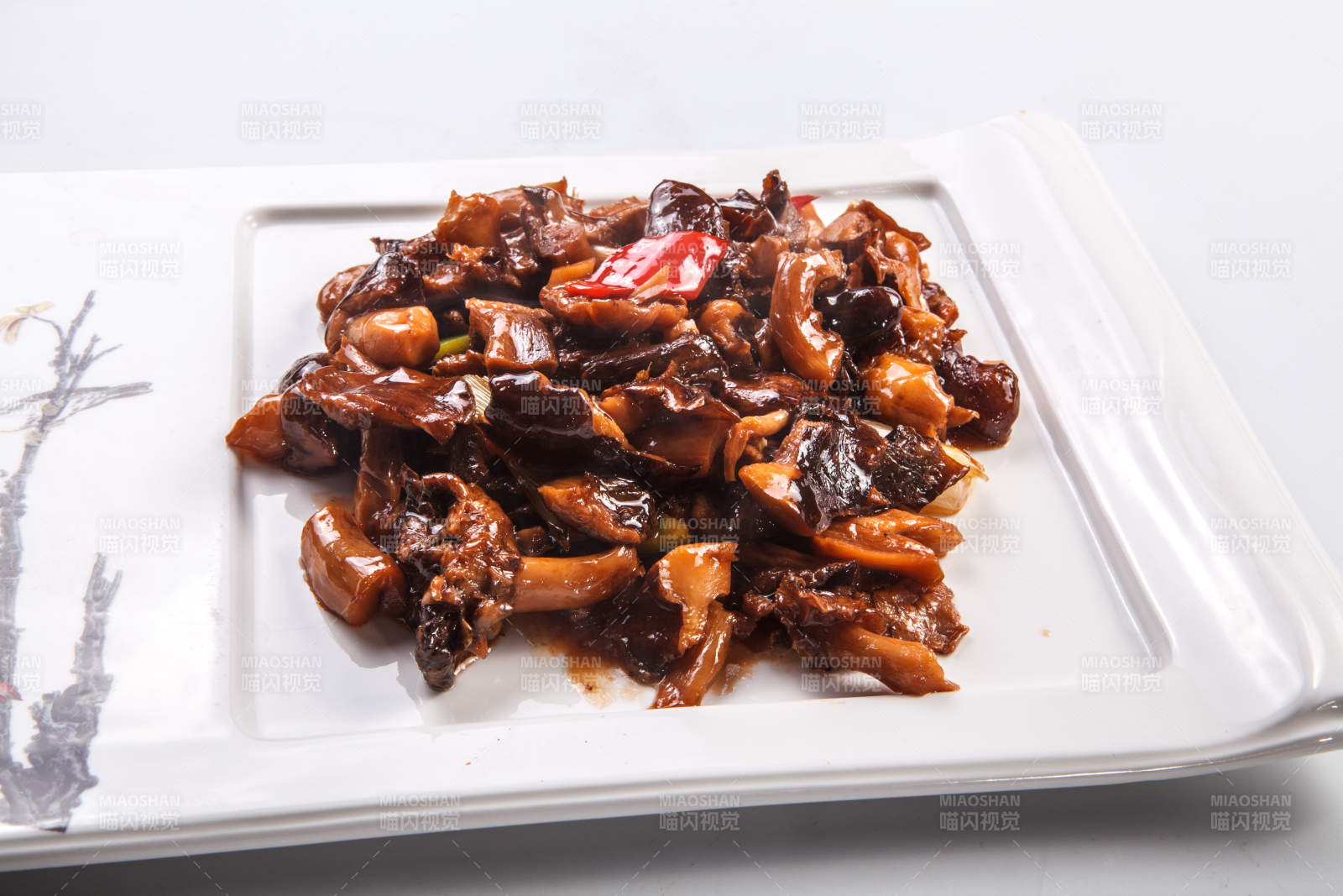 白色背景上的油焖酱爆松蘑图片