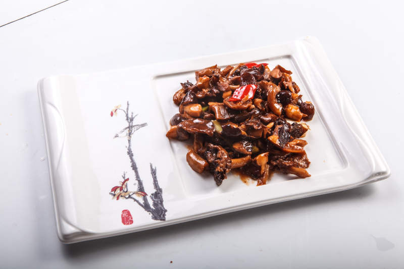 白色背景上的油焖酱爆松蘑图片