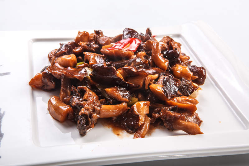 白色背景上的油焖酱爆松蘑图片