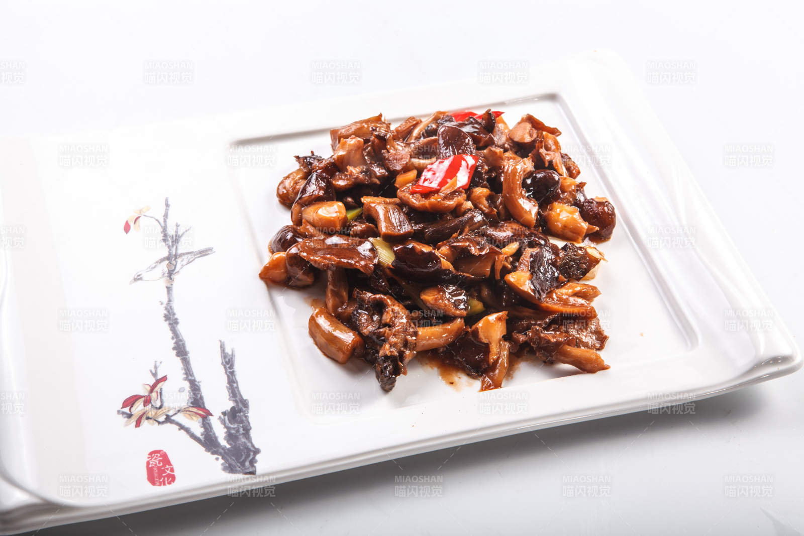 白色背景上的油焖酱爆松蘑图片