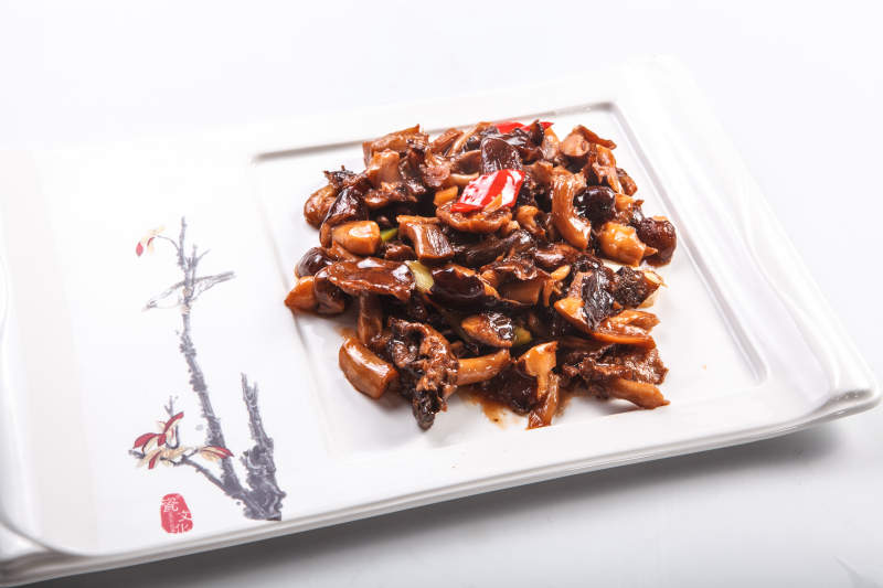 白色背景上的油焖酱爆松蘑图片